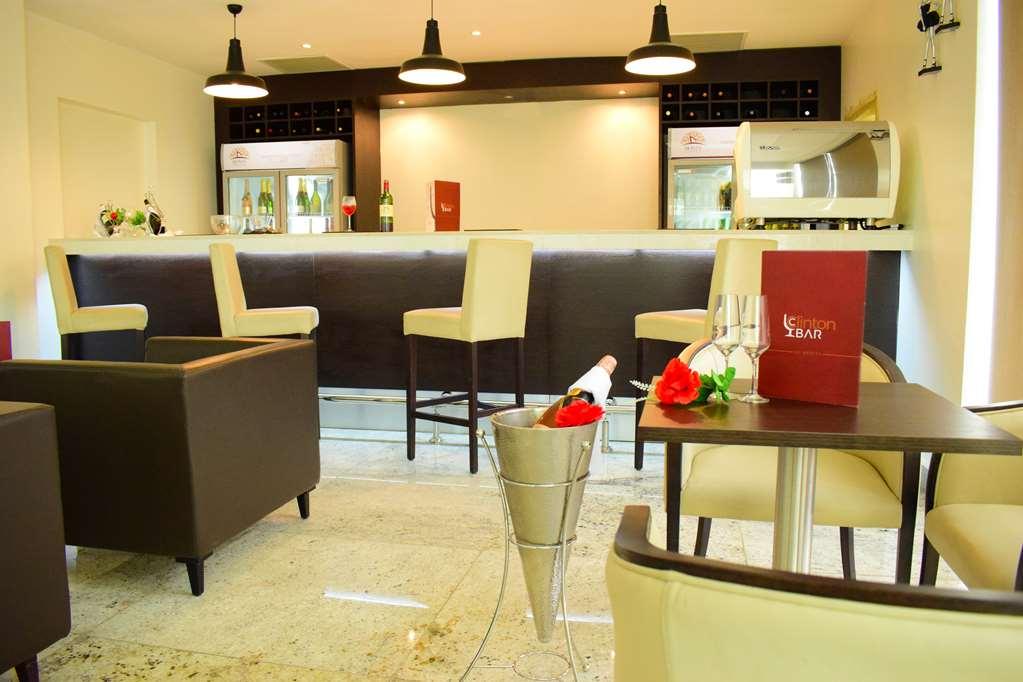 Monty Suites & Golf Уйо Ресторан фото