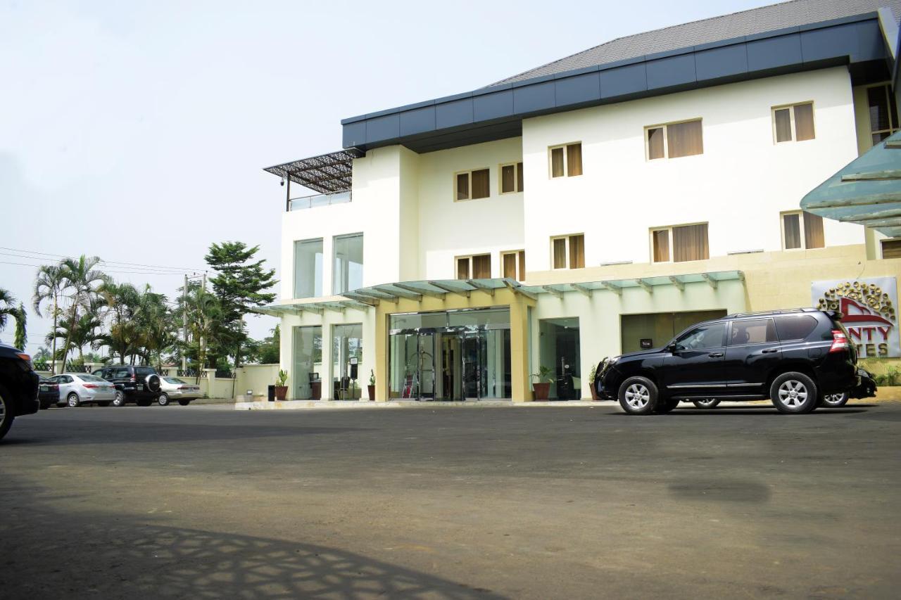 Monty Suites & Golf Уйо Экстерьер фото
